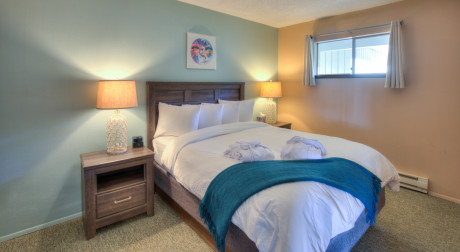 <center>Ocean View</br>One Bedroom Suite (Q-QEURO)</center>